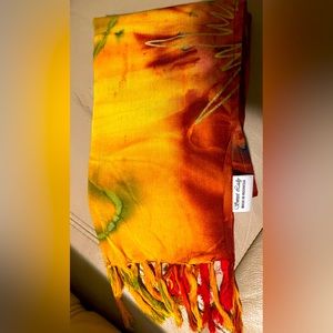 ❤️GREAT CONDITION❤️Scarf/Wrap❤️Rayon One Size❤️Shimmering Gold Streaks❤️